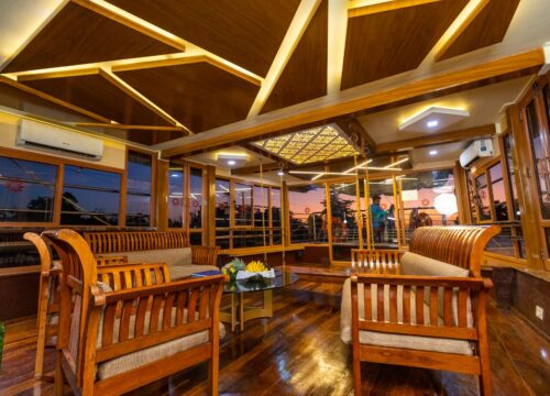sitting chairs in coco houseboat