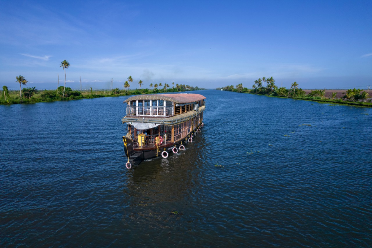 5 Bed Deluxe Houseboat