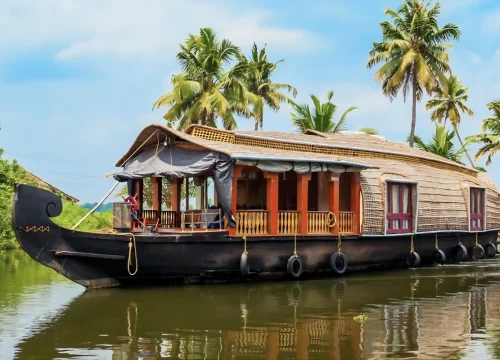 Difference between sharing houseboat and private houseboat