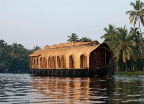 What all facilities do boat houses provide in Kerala?